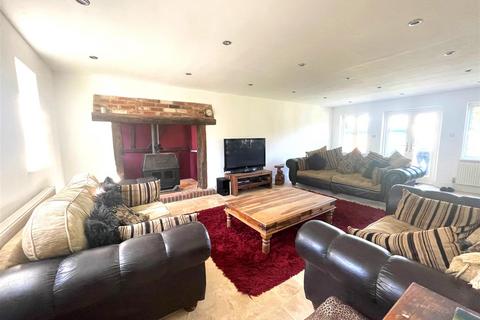 4 bedroom detached house to rent, Farnborough Road, Farnham GU9