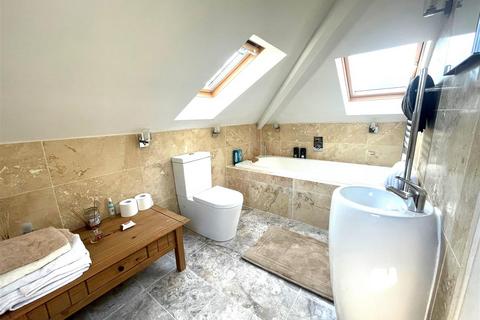 4 bedroom detached house to rent, Farnborough Road, Farnham GU9