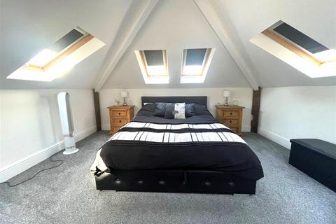 4 bedroom detached house to rent, Farnborough Road, Farnham GU9