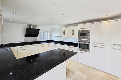 4 bedroom detached house to rent, Farnborough Road, Farnham GU9