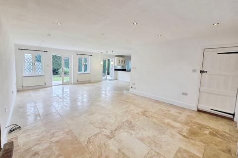 undefined, Farnborough Road, Farnham GU9