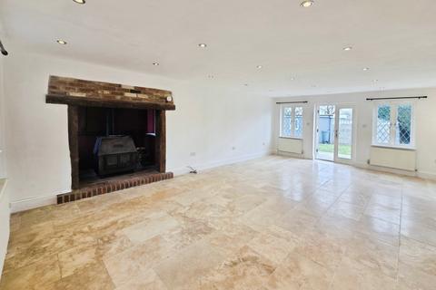 4 bedroom detached house to rent, Farnborough Road, Farnham GU9