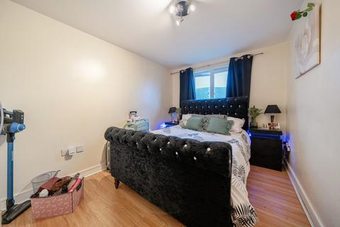 2 bedroom apartment for sale, Pettacre Close, London