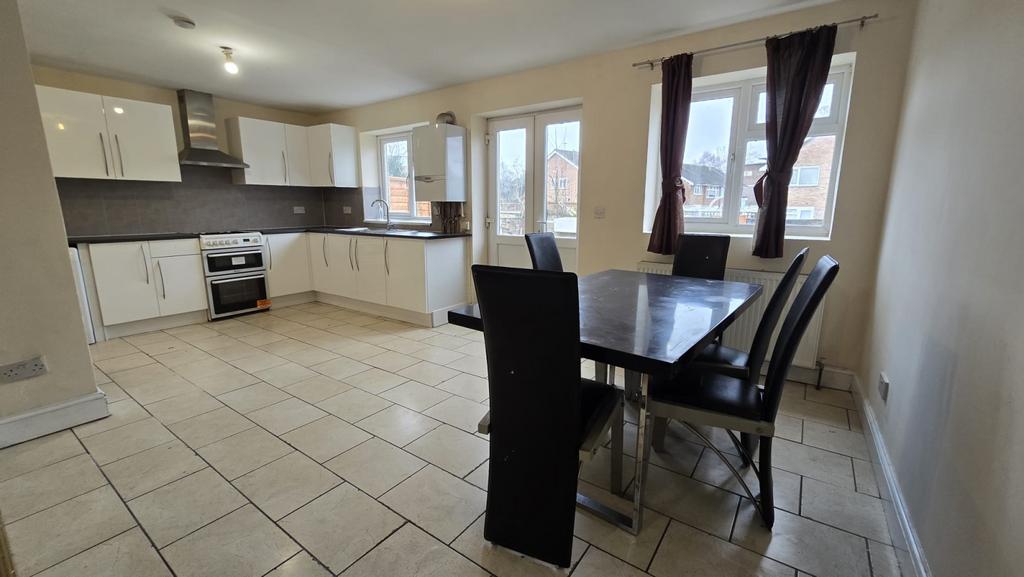 4 bed terraced house to rent Ellesmere Gardens, R