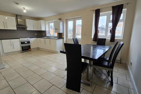 4 bedroom terraced house to rent, Ellesmere Gardens, IG4