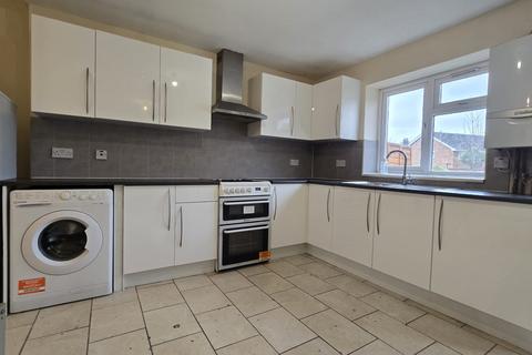 4 bedroom terraced house to rent, Ellesmere Gardens, IG4