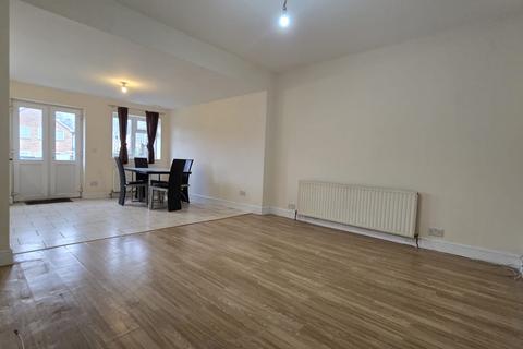 4 bedroom terraced house to rent, Ellesmere Gardens, IG4