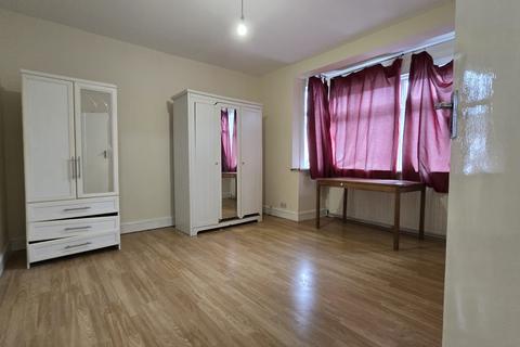 4 bedroom terraced house to rent, Ellesmere Gardens, IG4