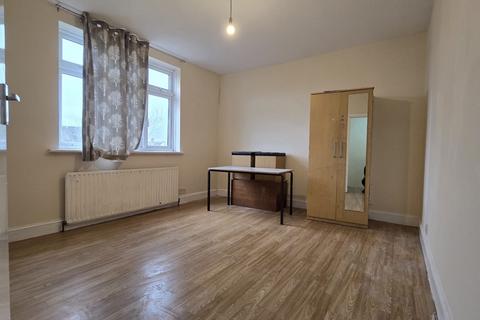 4 bedroom terraced house to rent, Ellesmere Gardens, IG4