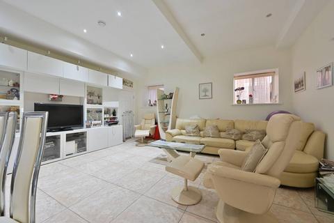 2 bedroom flat for sale, Connaught House, Royal Connaught Drive, Bushey, WD23