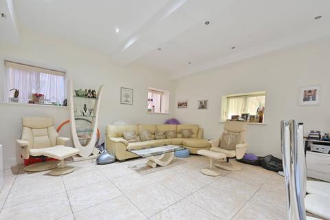 2 bedroom flat for sale, Connaught House, Royal Connaught Drive, Bushey, WD23