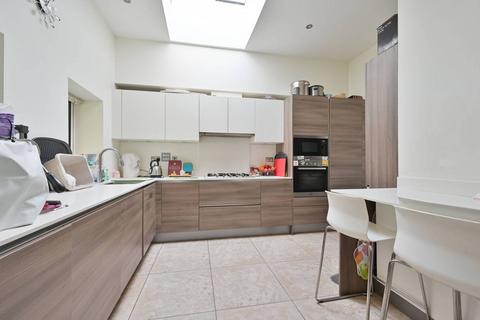 2 bedroom flat for sale, Connaught House, Royal Connaught Drive, Bushey, WD23