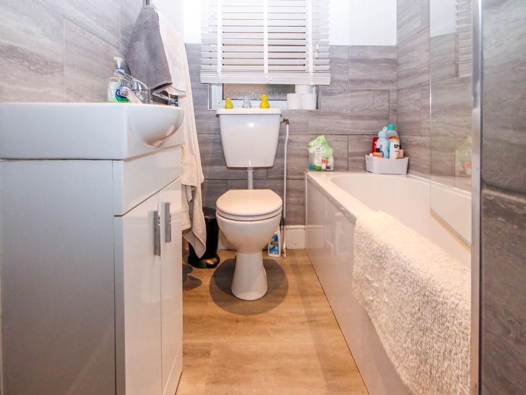 71 paisly bathroom