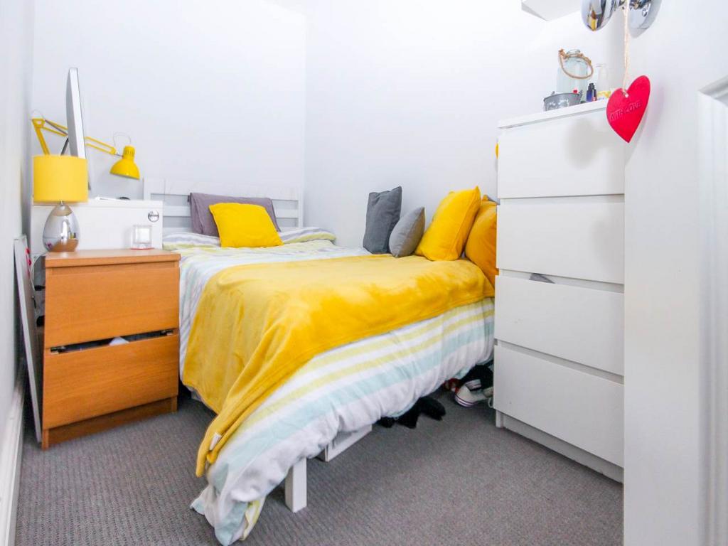 71 Paisly second bed