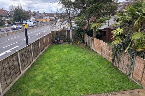 Studio to rent, The Vale, Golders Green
