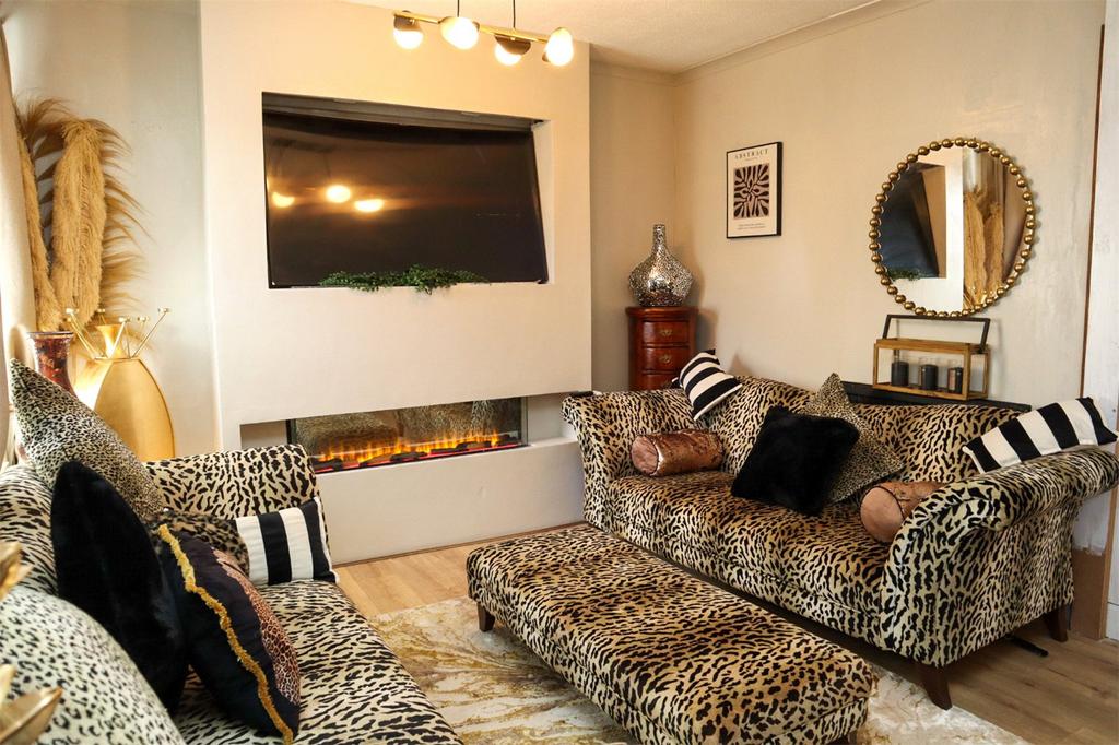 Lounge/Dining Room