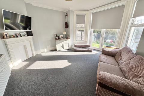 2 bedroom flat for sale, Dorset Road, Bexhill on Sea TN40