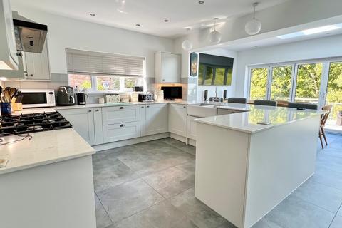 4 bedroom detached house for sale, Station Road, Battle TN33