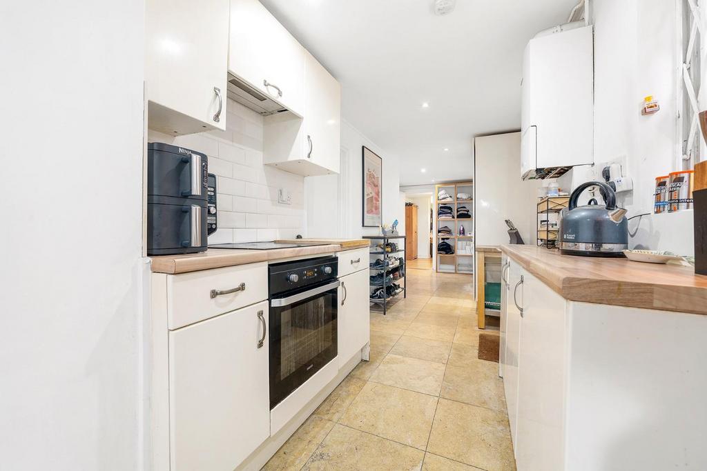 Kitchen (2).JPG