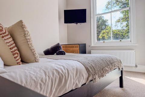 3 bedroom terraced house to rent, Lawson Walk SM5