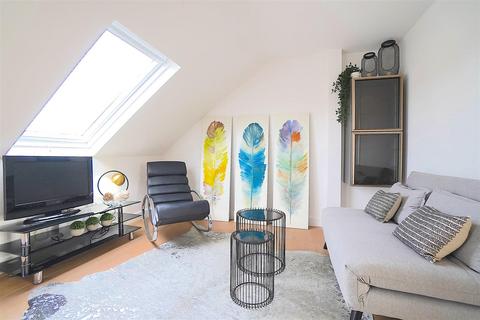 1 bedroom flat for sale, Heath Road, Hounslow TW3