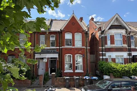 Studio to rent, Harlesden Gardens, London, NW10