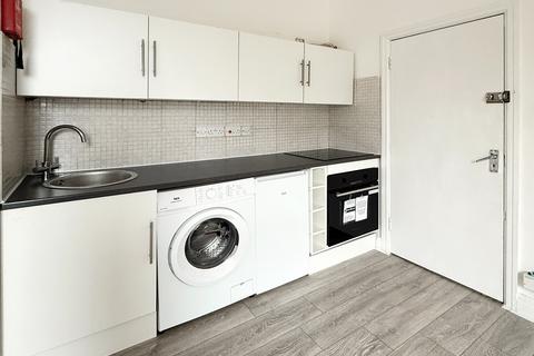 Studio to rent, Harlesden Gardens, London, NW10