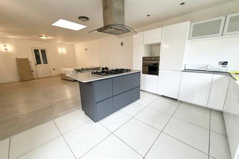 3 bedroom semi-detached house to rent, Warwick Road, London E4