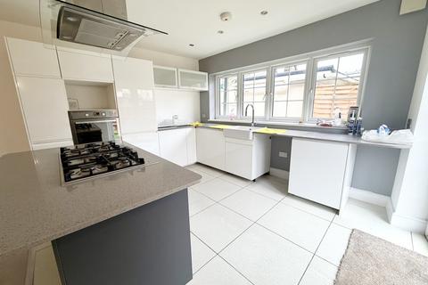 3 bedroom semi-detached house to rent, Warwick Road, London E4