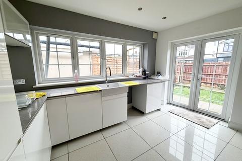 3 bedroom semi-detached house to rent, Warwick Road, London E4