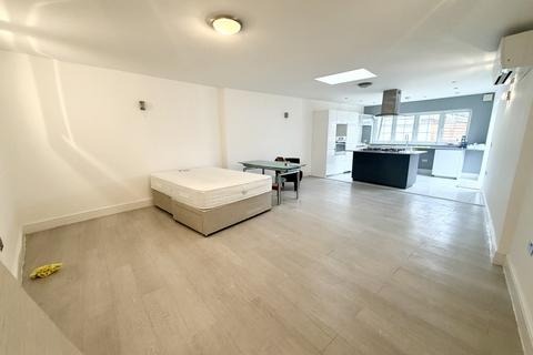 3 bedroom semi-detached house to rent, Warwick Road, London E4