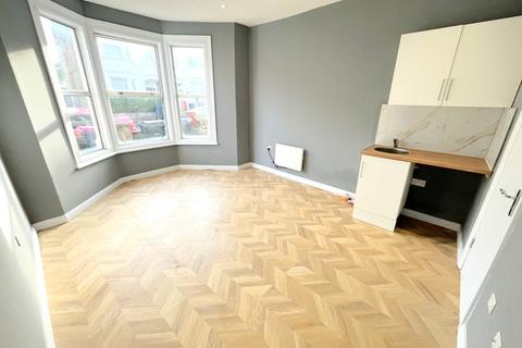 1 bedroom house of multiple occupation to rent, Ramuz Drive, Westcliff-on-Sea SS0