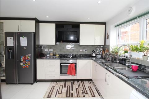 4 bedroom detached house to rent, Marjorie Way, Coventry CV3