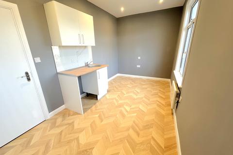 1 bedroom house of multiple occupation to rent, Ramuz Drive, Westcliff-on-Sea SS0