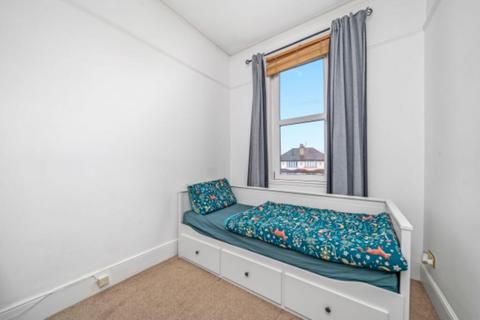 4 bedroom terraced house to rent, West Street, Carshalton, SM5