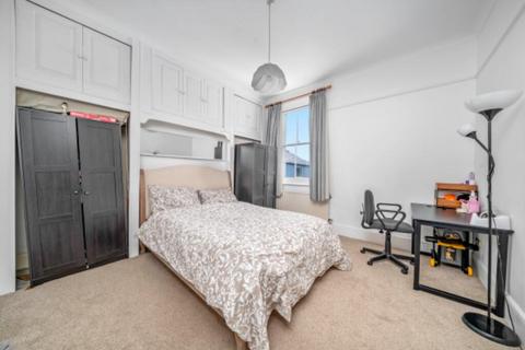 4 bedroom terraced house to rent, West Street, Carshalton, SM5