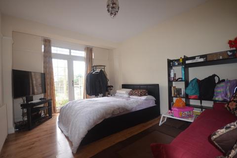 3 bedroom terraced house to rent, Aldbourough Road South, IG3 8HF