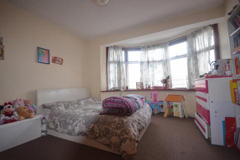 3 bedroom terraced house to rent, Aldbourough Road South, IG3 8HF