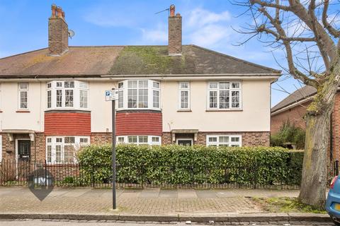 2 bedroom maisonette to rent, Gunners Road, London