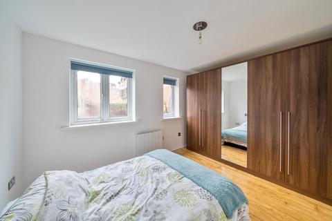 1 bedroom flat for sale, Blackdown Close, London, N2