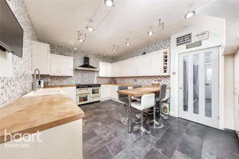3 bedroom semi-detached house for sale, Park Lane, Hornchurch