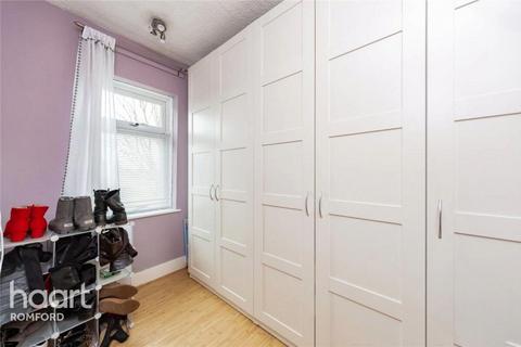 3 bedroom semi-detached house for sale, Park Lane, Hornchurch