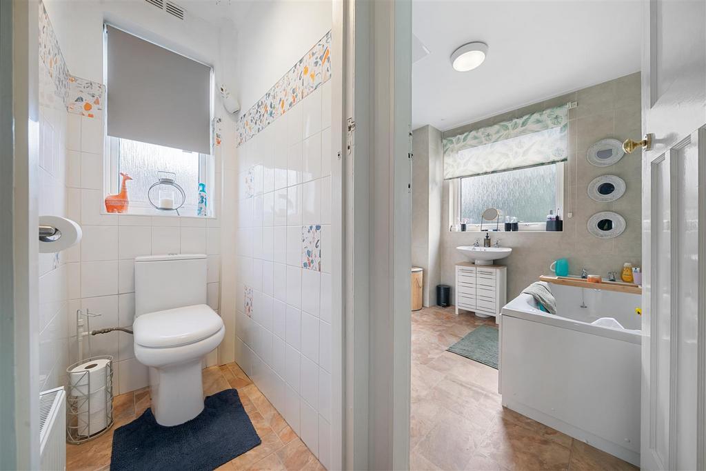Upstairs wc.jpg