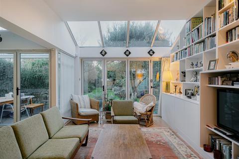 3 bedroom flat for sale, Chatsworth Road, London NW2