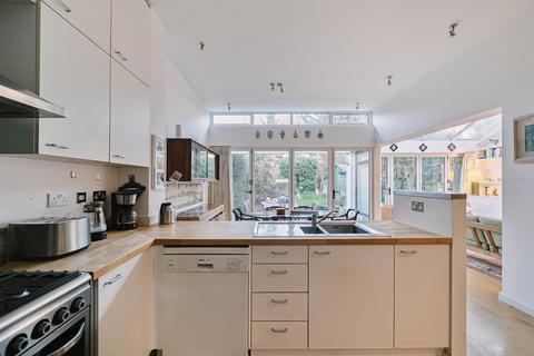 3 bedroom flat for sale, Chatsworth Road, London NW2