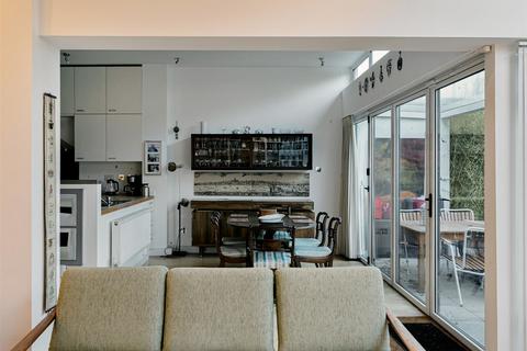 3 bedroom flat for sale, Chatsworth Road, London NW2