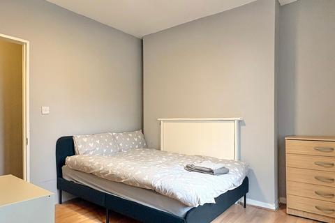 3 bedroom flat to rent, HERBERT HOUSE, OLD CASTLE STREET, London, England, E1