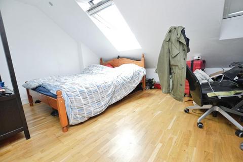 Studio to rent, Ripon Gardens, Ilford