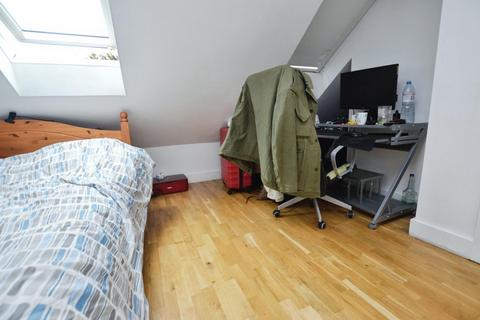 Studio to rent, Ripon Gardens, Ilford