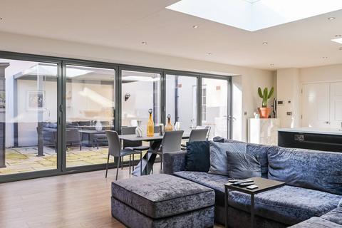 3 bedroom flat for sale, Islington High Street, N1, Angel, London, N1